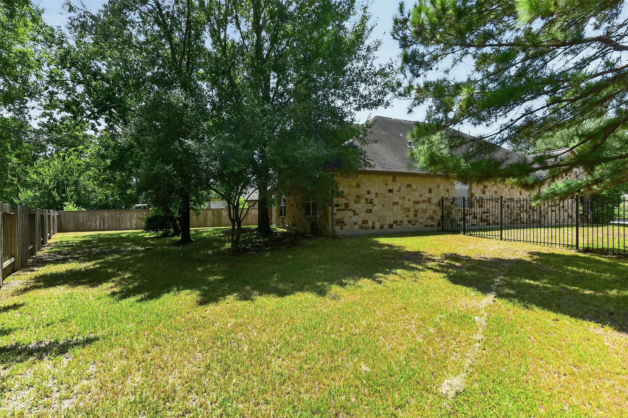 6 South Marshside Place Spring, TX 77389 - Photo 7 of 39 Gallery Image 7
