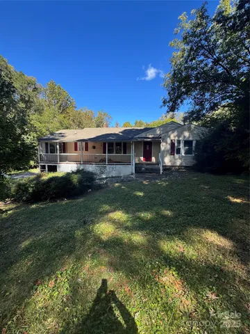 a view of a house with a big yard
