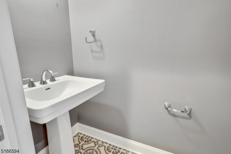 23 Ruthven Place Summit, NJ 07901 - Photo 6 of 16 Gallery Image 6