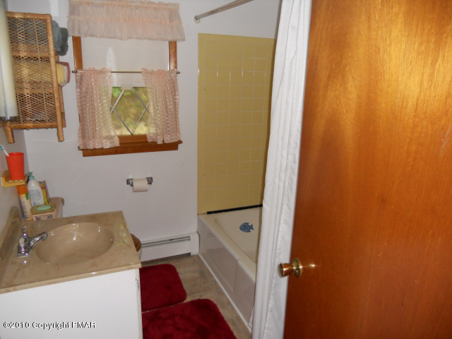 7 Walnut Trail Bushkill, PA 18324 - Photo 17 of 17 Full Bath