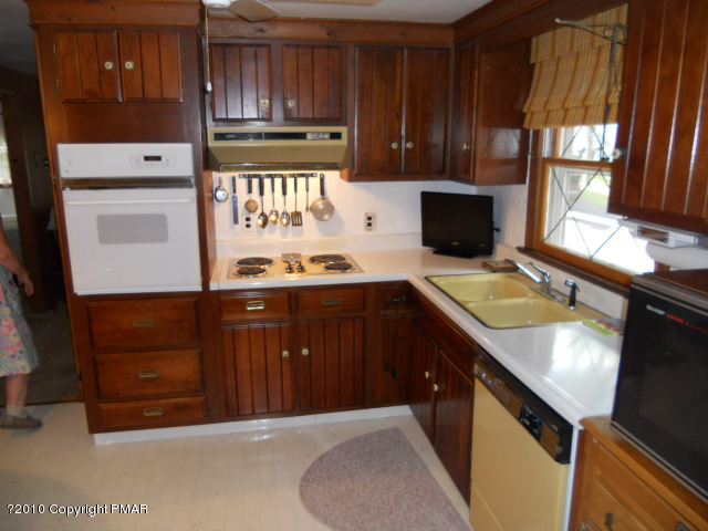 7 Walnut Trail Bushkill, PA 18324 - Photo 7 of 17 Kitchen View 2