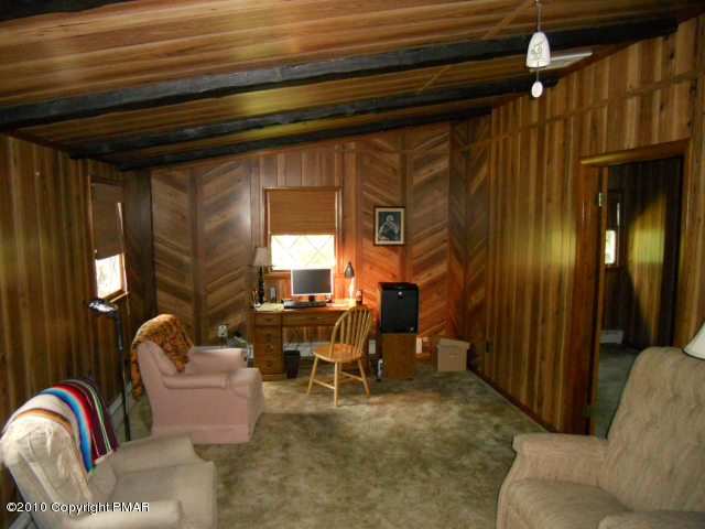 7 Walnut Trail Bushkill, PA 18324 - Photo 10 of 17 Family Room