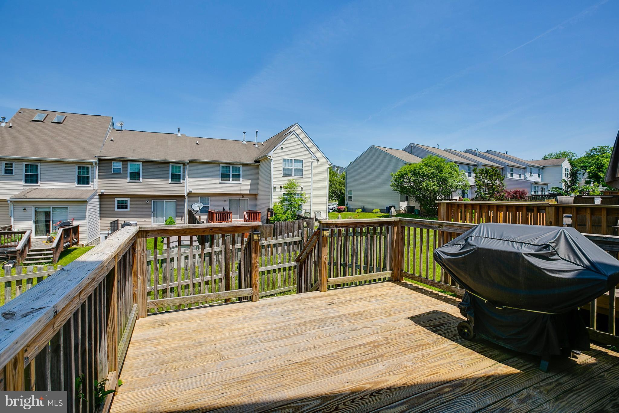 Large Deck to Rear Fenced Yard