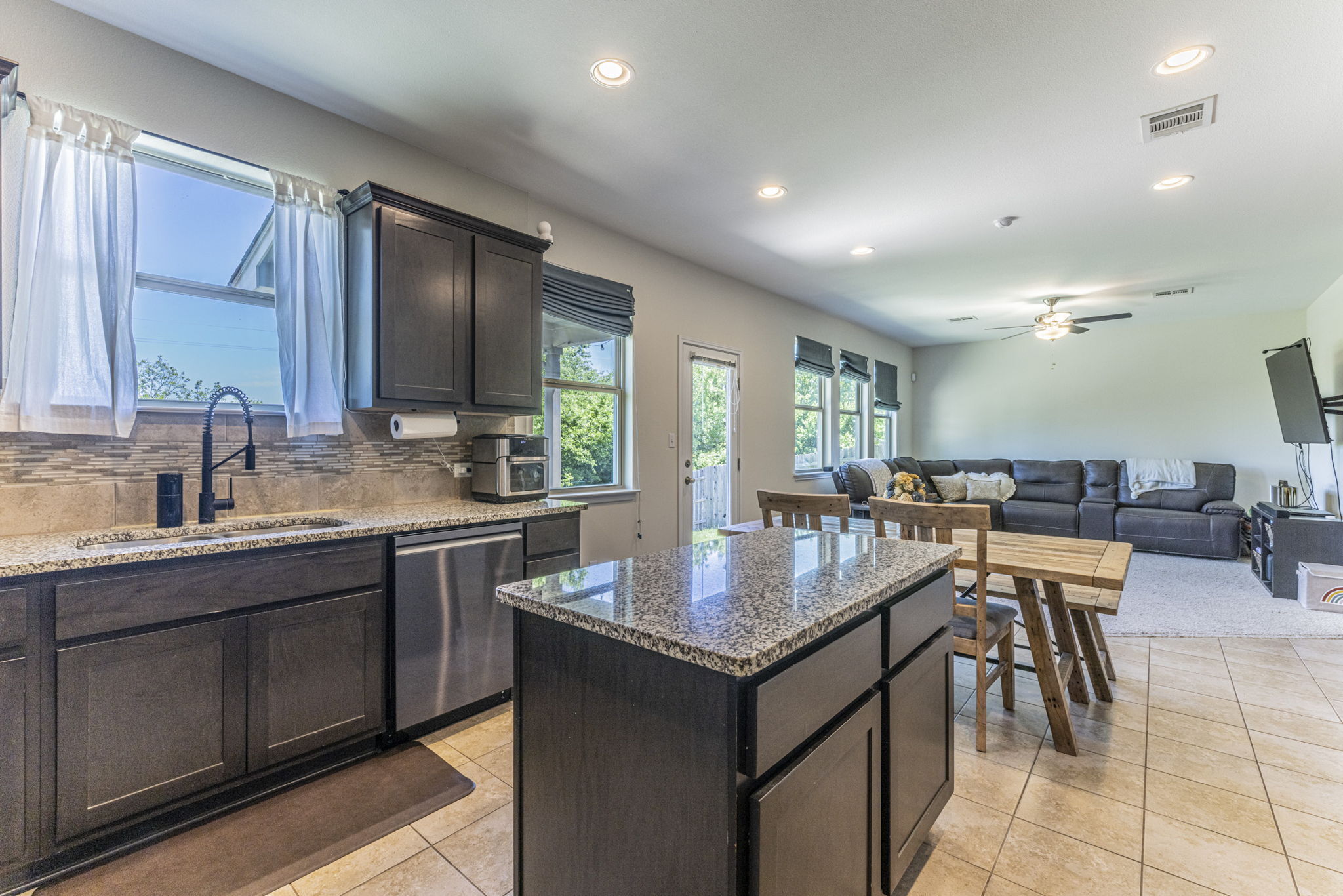 20205 Navarre Terrace Pflugerville, TX 78660 - Photo 5 of 24 a kitchen with center island table and chairs in it