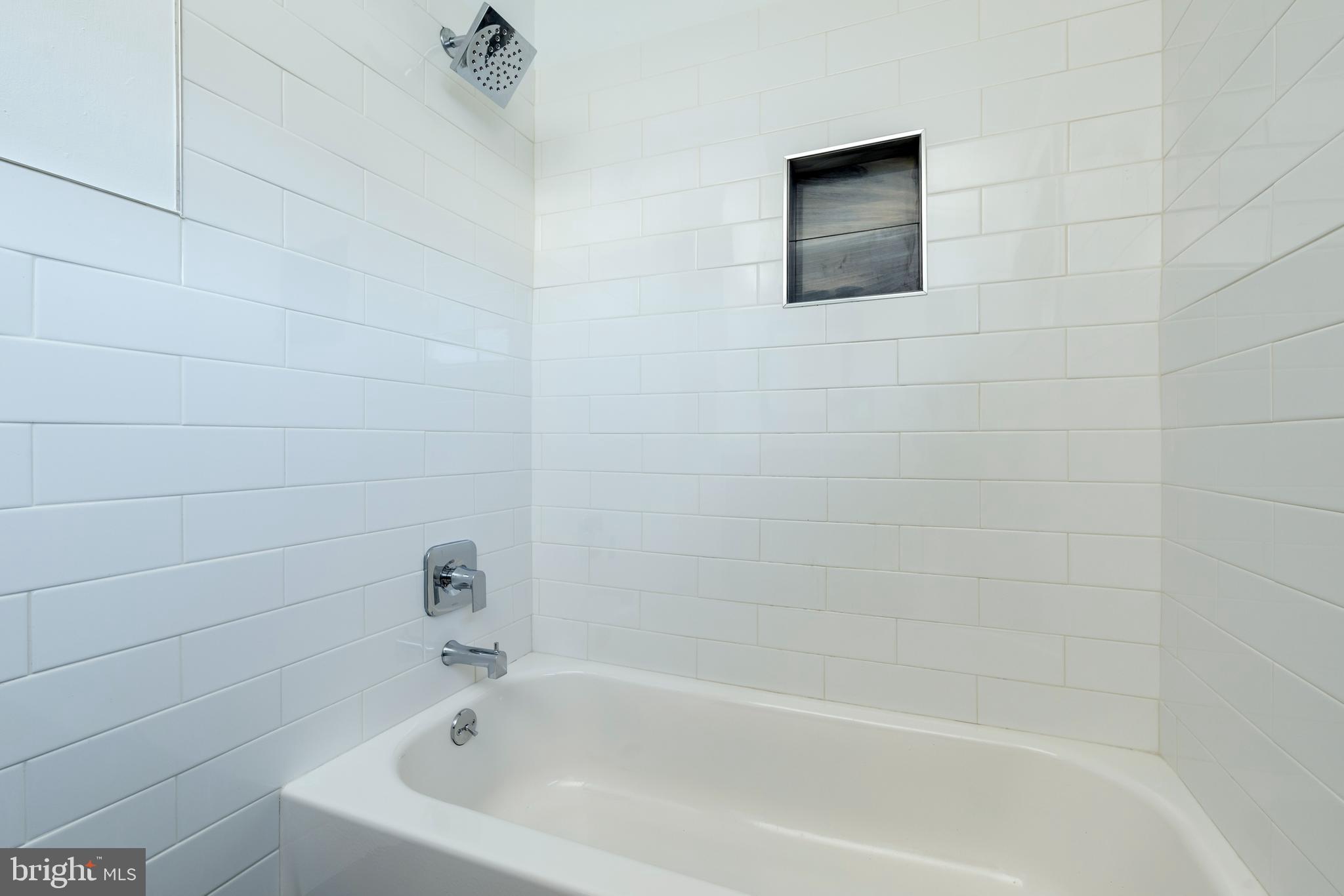 3005 Sollers Point Road Baltimore, MD 21222 - Photo 20 of 33 a bathroom with a bathtub