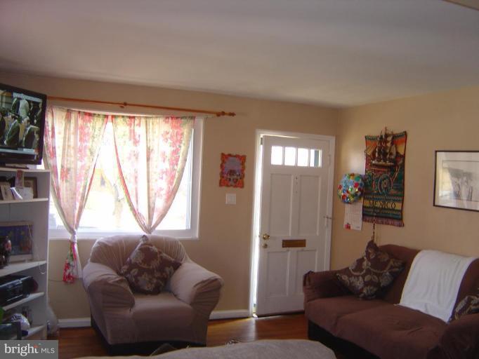 4708 Macon Road Rockville, MD 20852 - Photo 4 of 10 Living Room