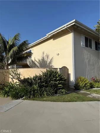 a view of a back yard of the house