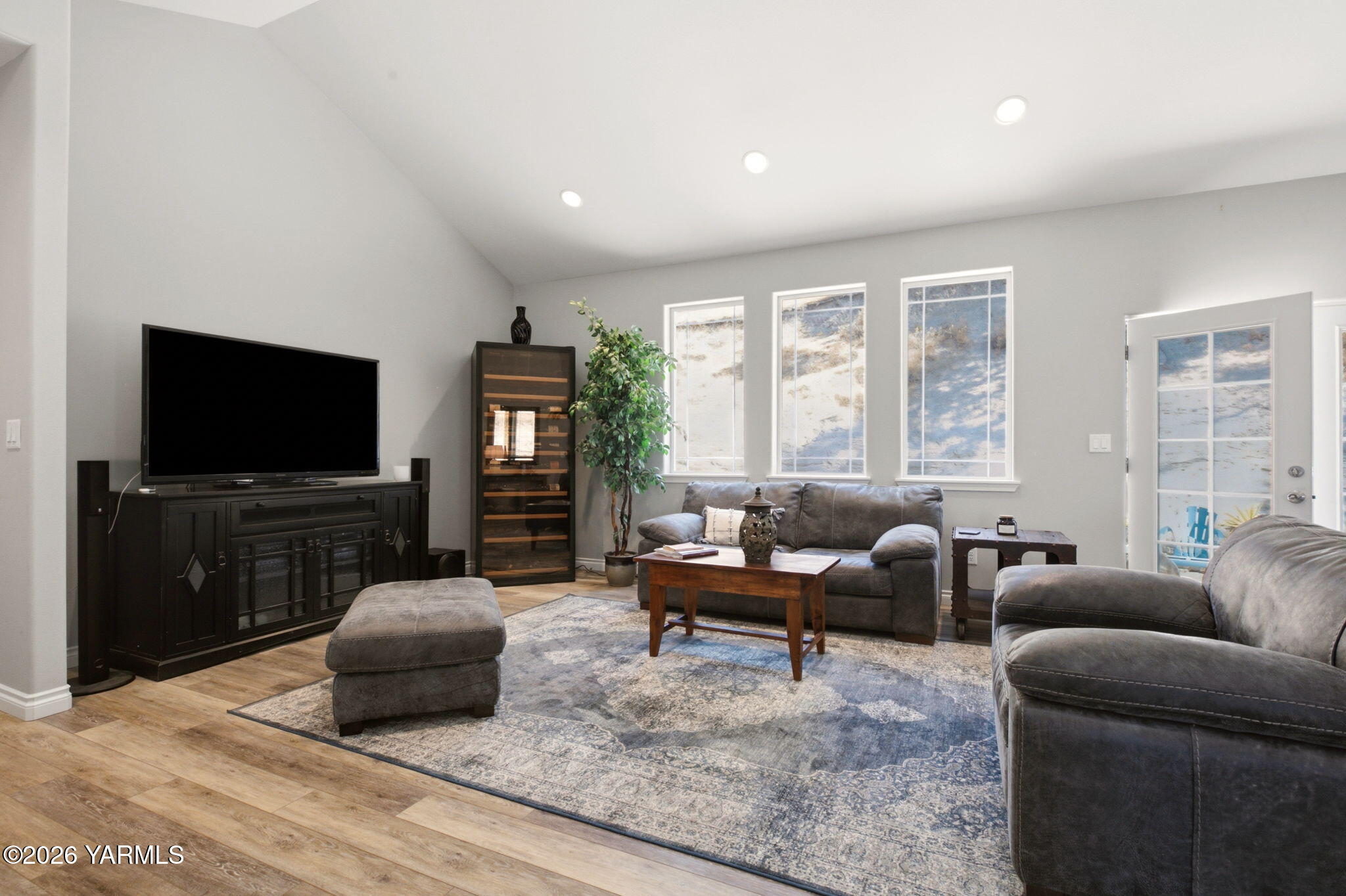 521 Collins Road Selah, WA 98942 - Photo 15 of 25 Living Room with Vaulted Ceiling