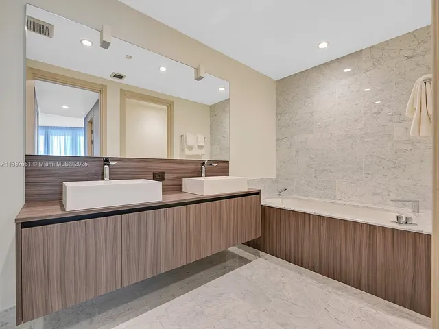 $15,500 | 1000 Brickell Plaza, Unit 3402, Miami, FL 33131