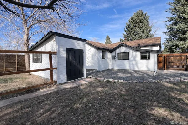 a view of a yard with a house