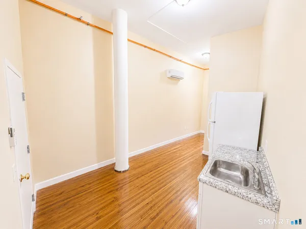 $1,200 | 105 Bank Street, Unit 1F, Waterbury, CT 06702