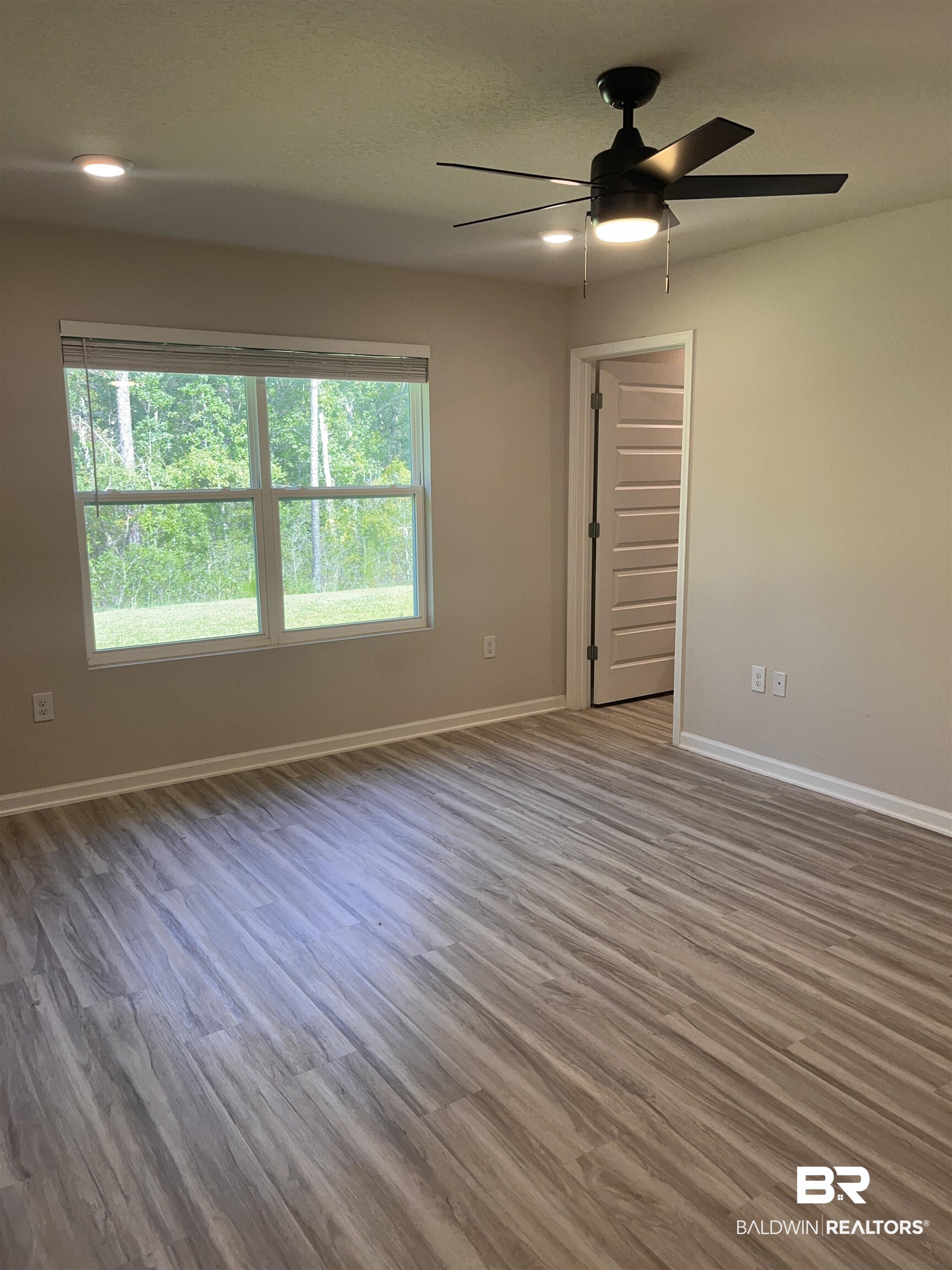 8891 Summer Bay Lane Foley, AL 36535 - Photo 27 of 54 With ensuite bathroom and walk-in closet.