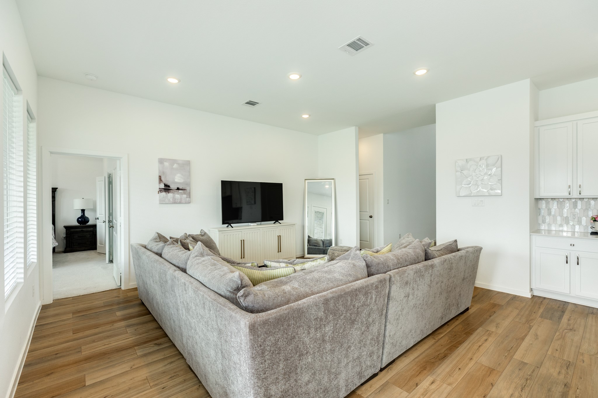 2618 Jasper Oaks Drive Rosharon, TX 77583 - Photo 11 of 43 Located to the left of the family room is the entrance to the primary bedroom, offering excellent privacy. The flooring is outstanding and appears to be in new condition.