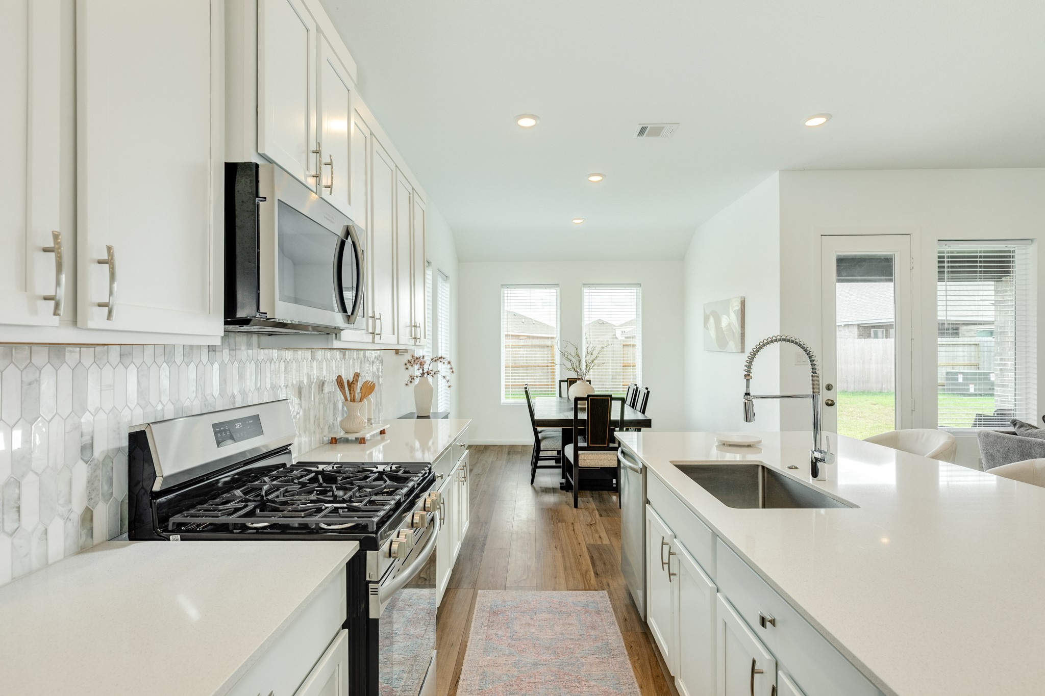 2618 Jasper Oaks Drive Rosharon, TX 77583 - Photo 16 of 43 The kitchen features a free-standing gas range with five burners, a definite advantage for any culinary enthusiast. Modern hardware adorns all the cabinets.