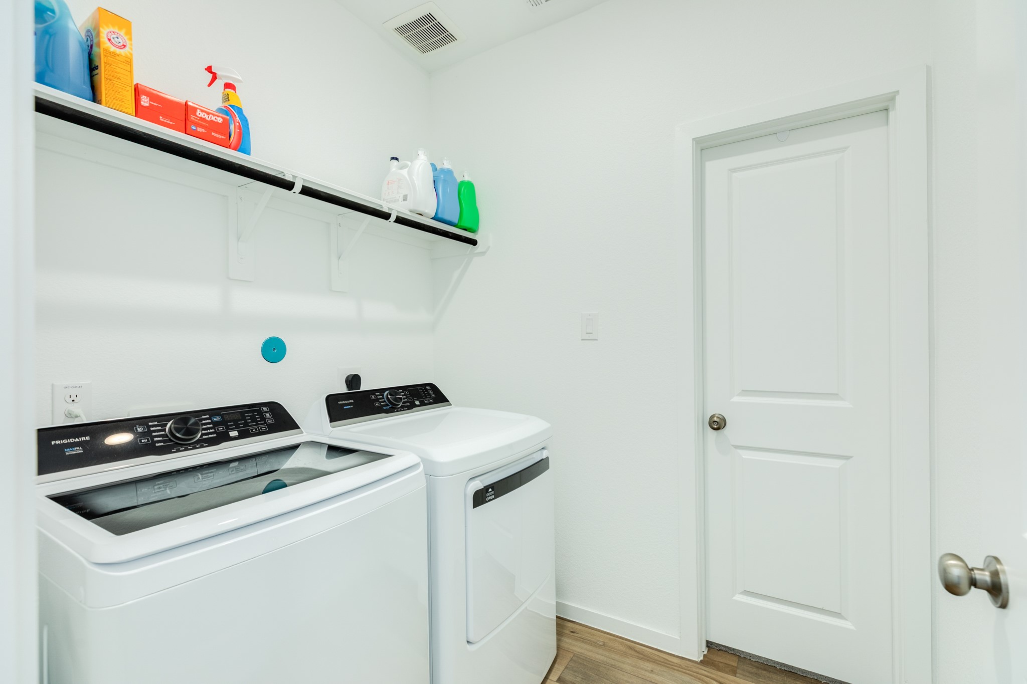2618 Jasper Oaks Drive Rosharon, TX 77583 - Photo 24 of 43 This well-situated laundry room is conveniently located off the primary suite. Its direct connection to the primary closet adds an extra layer of convenience for daily tasks.
