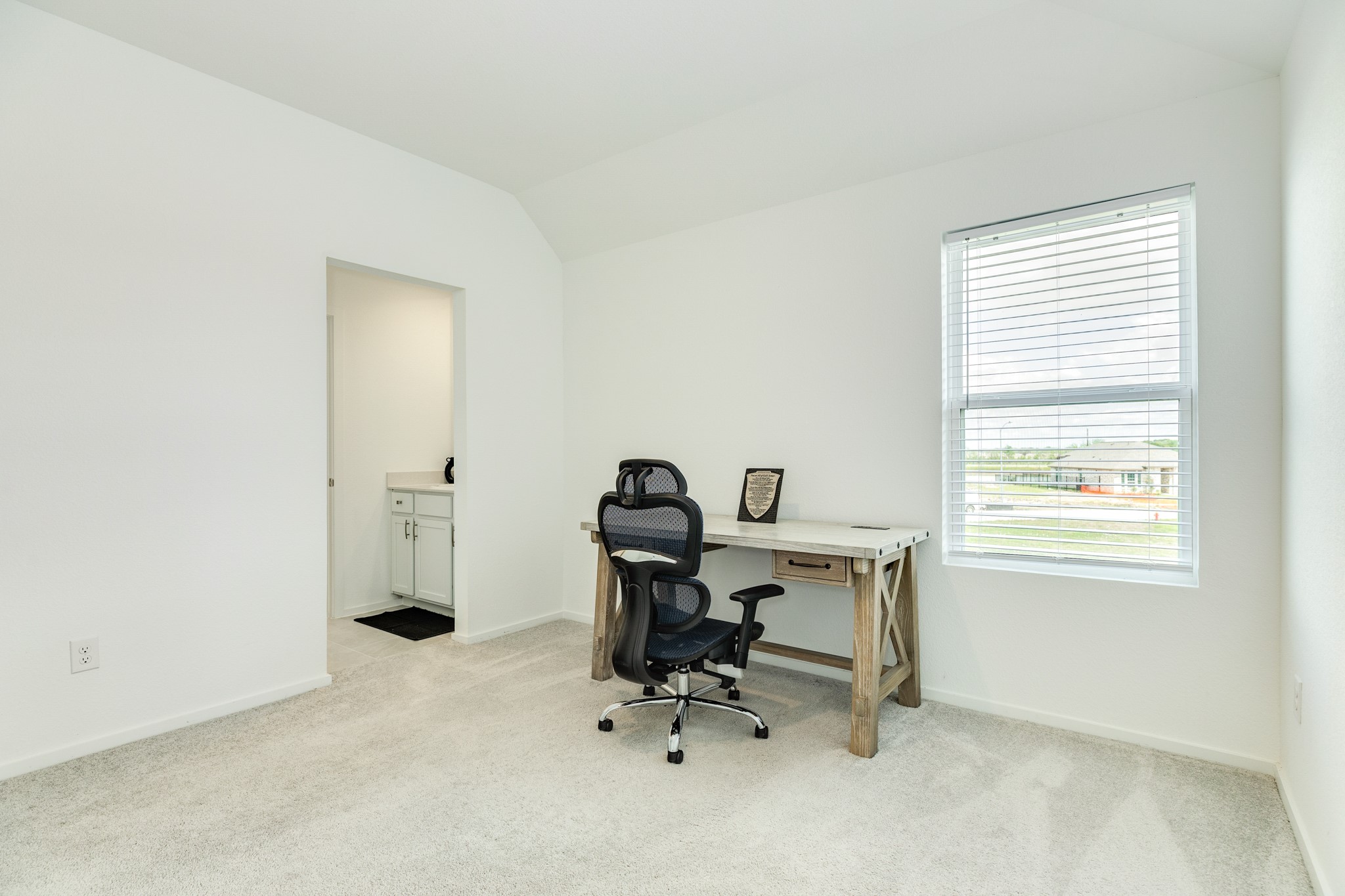 2618 Jasper Oaks Drive Rosharon, TX 77583 - Photo 26 of 43 Secondary bedroom located upstairs features a window overlooking the street. The carpet is in excellent, like-new condition. The Jack and Jill bath is accessed through a door on the left.