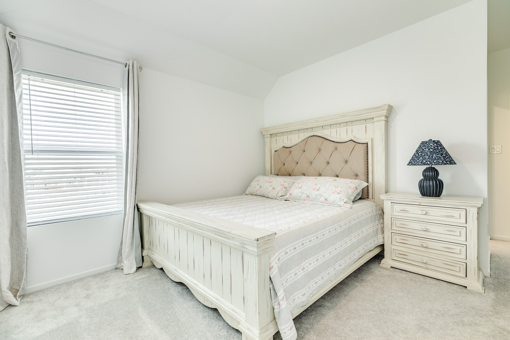 2618 Jasper Oaks Drive Rosharon, TX 77583 - Photo 27 of 43 The second secondary bedroom faces the side of the street and shares a Jack and Jill bathroom. The carpet is in new condition.