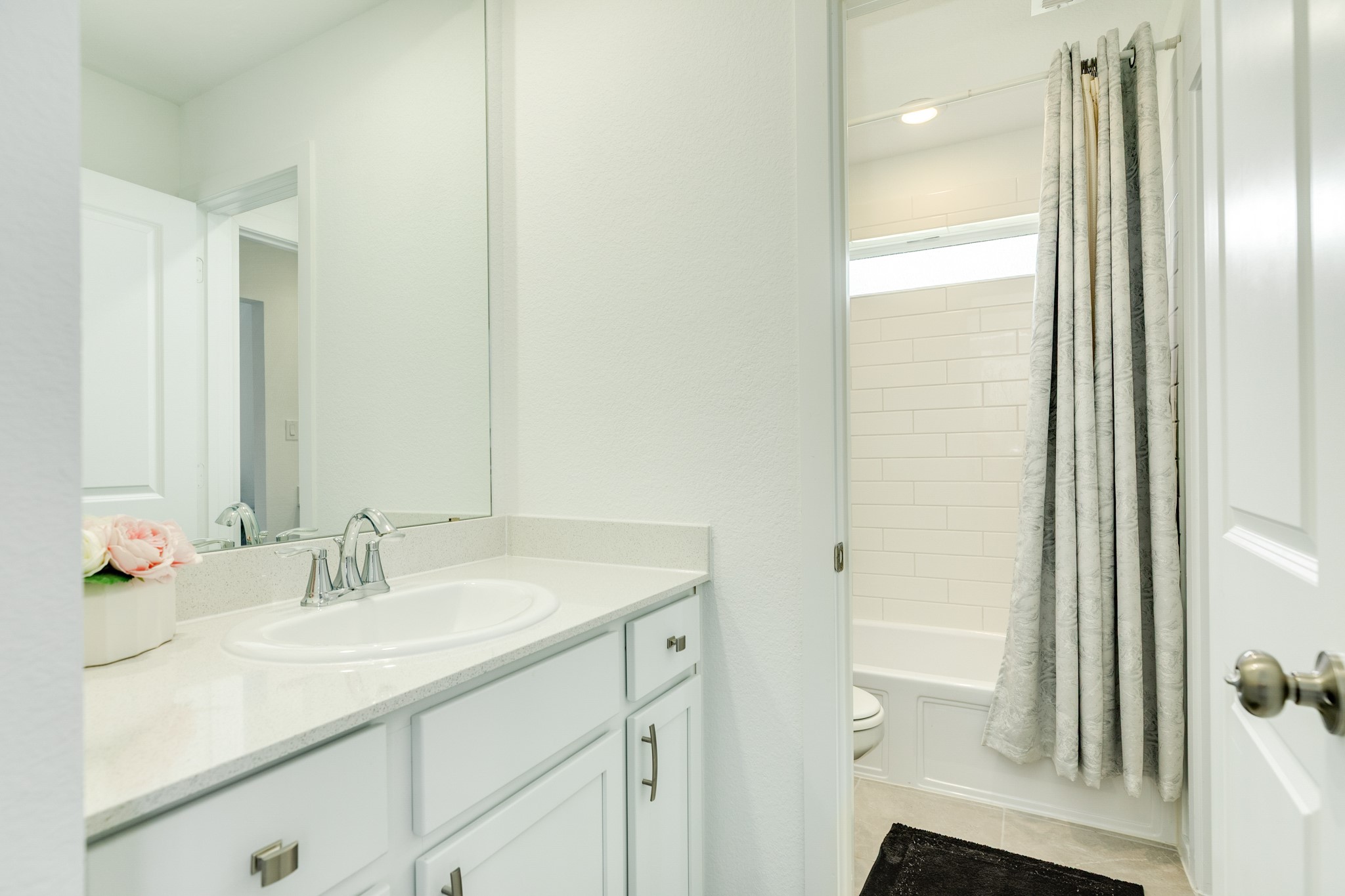 2618 Jasper Oaks Drive Rosharon, TX 77583 - Photo 28 of 43 One side of the Jack and Jill features each bedroom with a private vanity, while they share a tub and toilet.