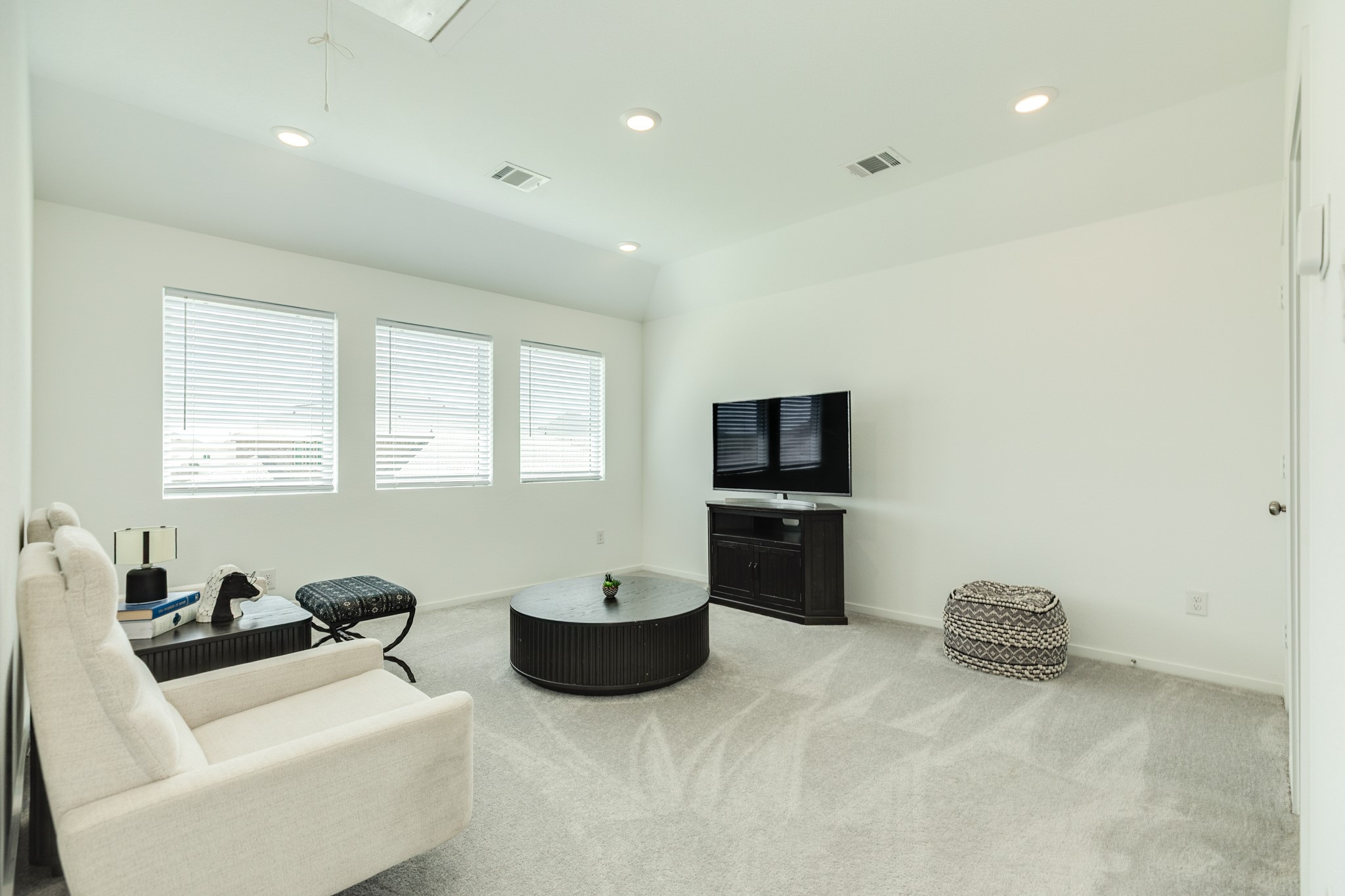 2618 Jasper Oaks Drive Rosharon, TX 77583 - Photo 30 of 43 The upstairs game room is a versatile and spacious area, adaptable for various uses.