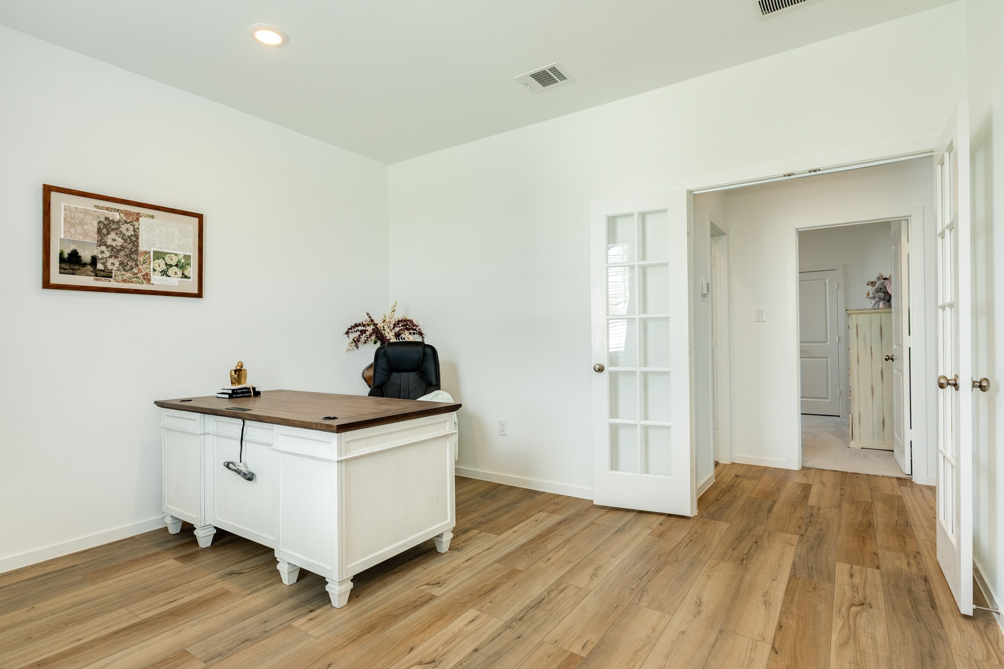 2618 Jasper Oaks Drive Rosharon, TX 77583 - Photo 6 of 43 The office is situated at the front of the house, featuring street-facing windows. Double glass doors are installed to provide privacy for those working from home.