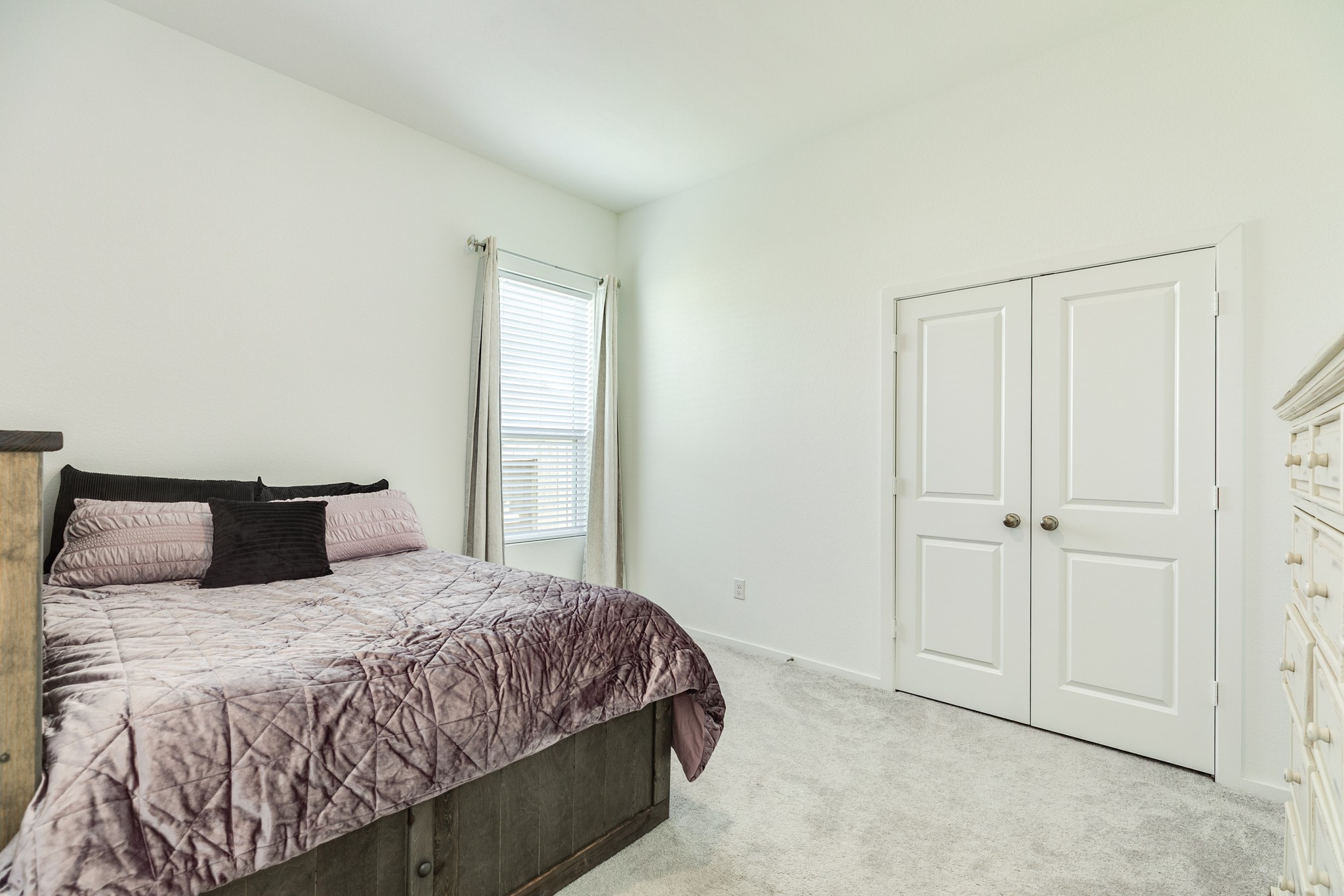 2618 Jasper Oaks Drive Rosharon, TX 77583 - Photo 8 of 43 Guest en suite on the first floor features a side-facing window. The room also has double closet doors, providing easy access to closet space.
