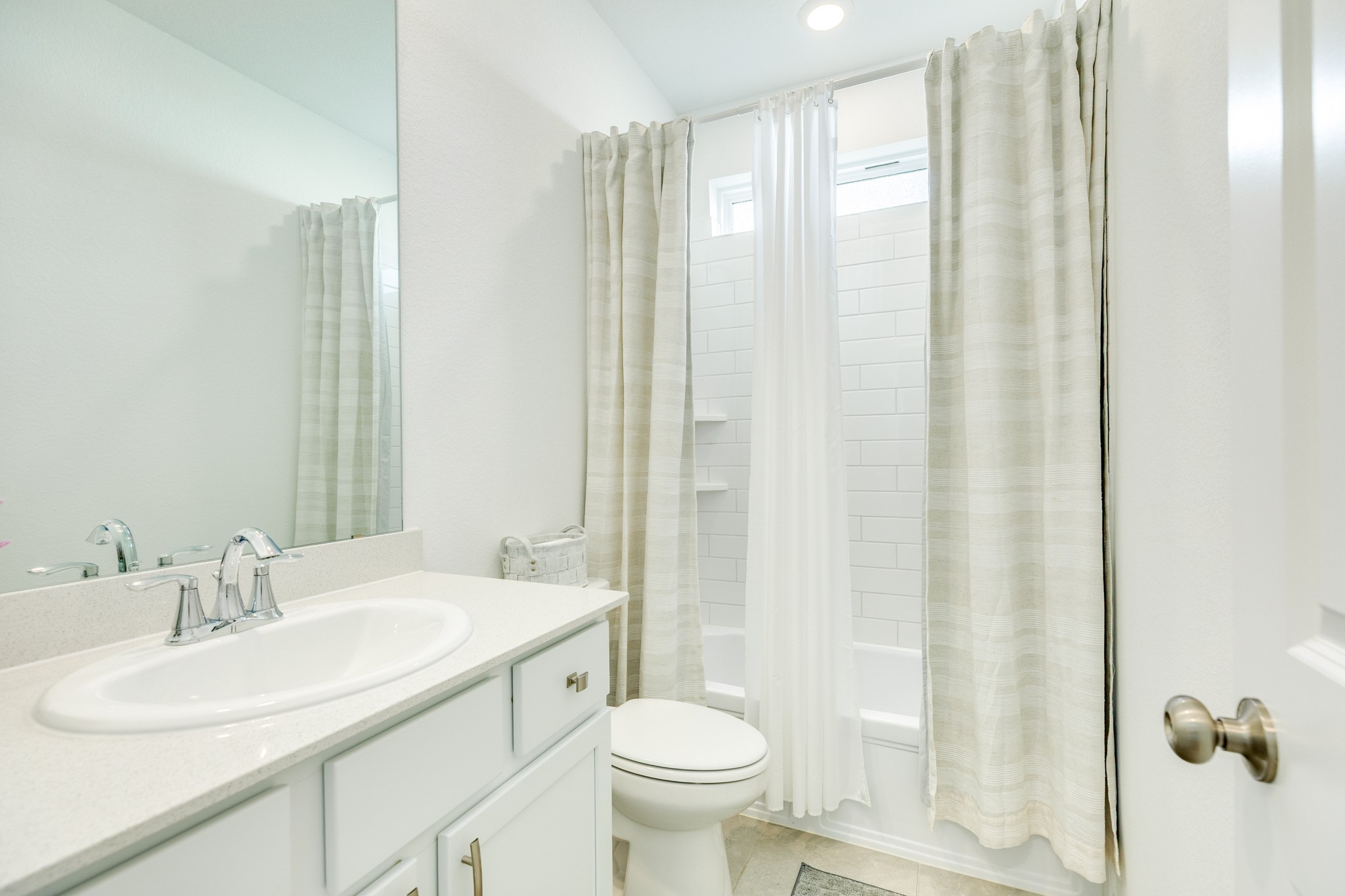 2618 Jasper Oaks Drive Rosharon, TX 77583 - Photo 9 of 43 Guest en suite bath with shower/tub combo, quartz countertop, and tile flooring.