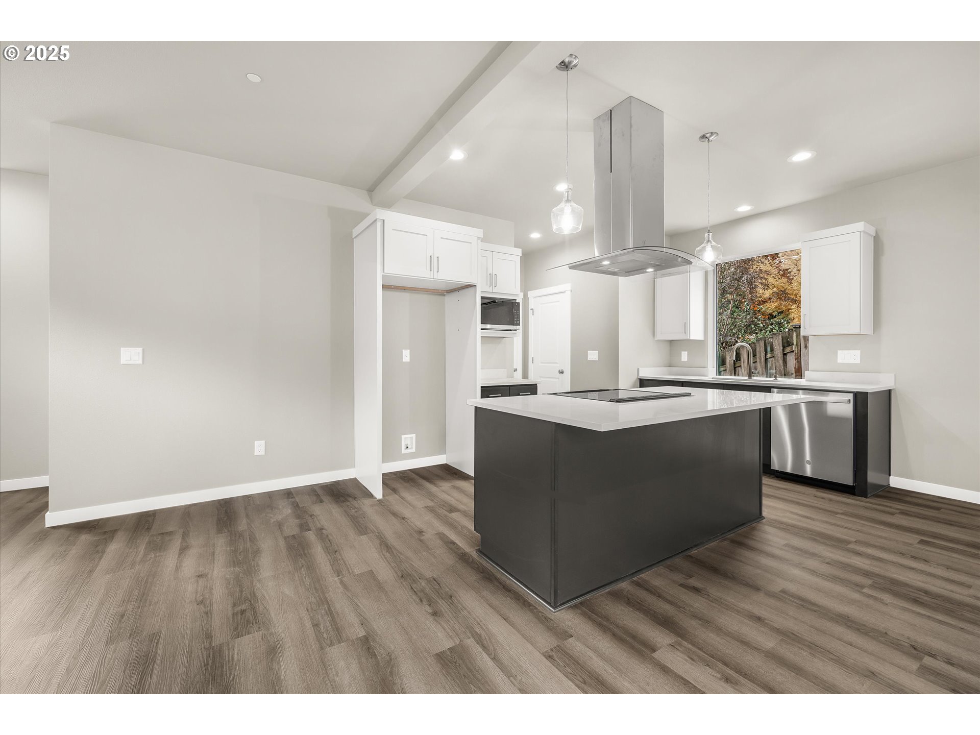 185 Southwest Mawrcrest Avenue Gresham, OR 97030 - Photo 12 of 46 a view of kitchen with wooden floor