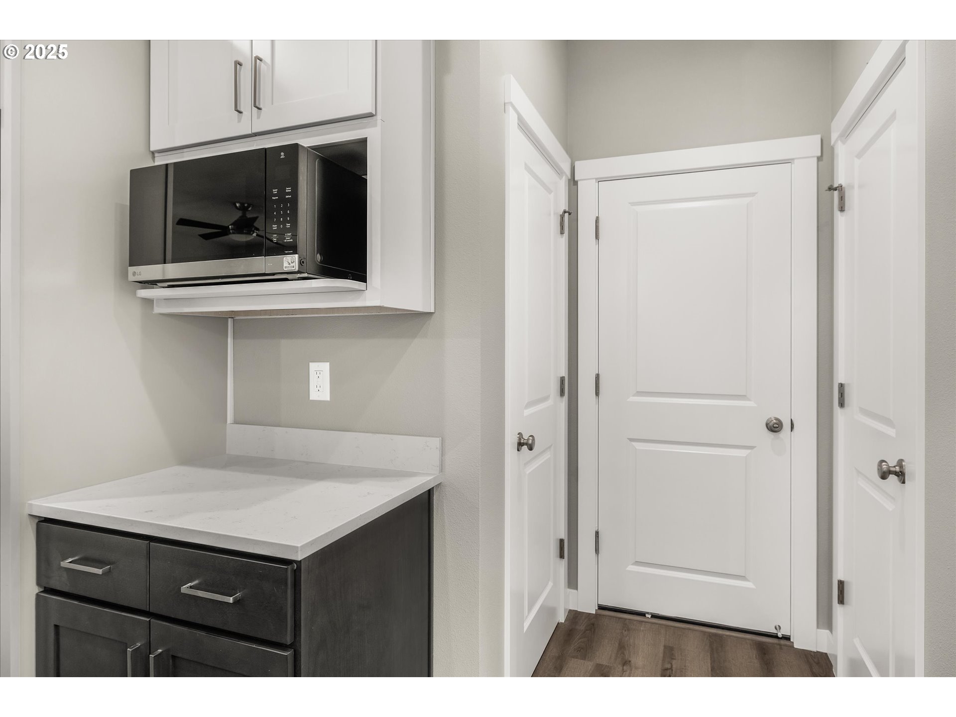 185 Southwest Mawrcrest Avenue Gresham, OR 97030 - Photo 18 of 46 a kitchen with a sink and a microwave