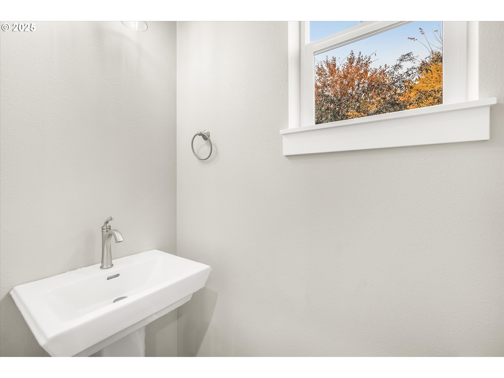185 Southwest Mawrcrest Avenue Gresham, OR 97030 - Photo 20 of 46 a bathroom with a sink and a mirror