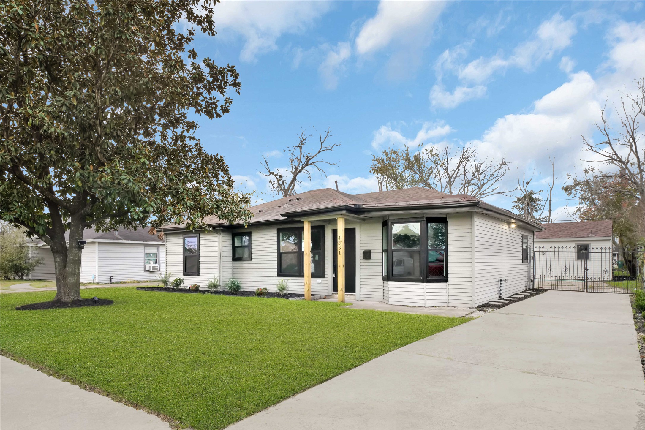 4331 Herridge Street Houston, TX 77022 - Photo 2 of 32