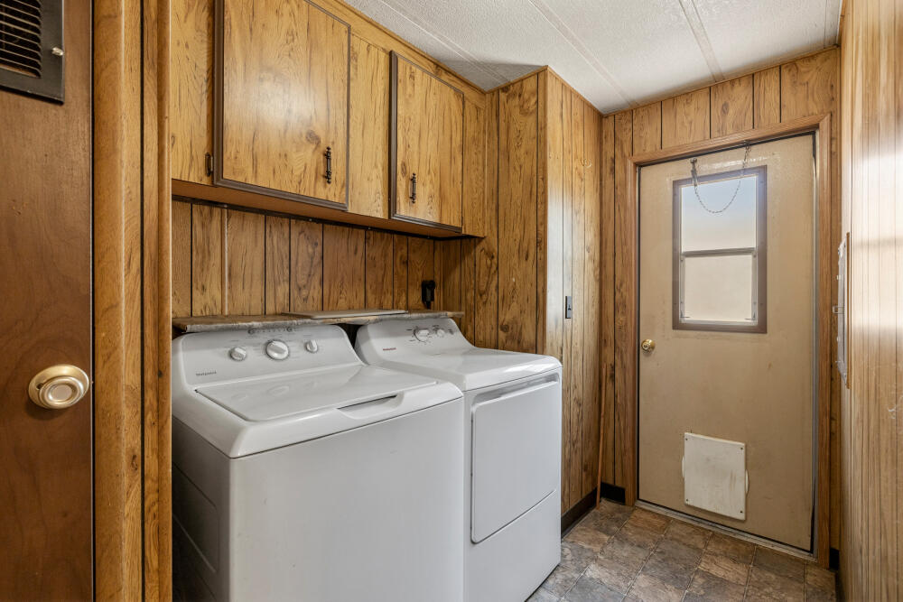 31410 Union Street Bonanza, OR 97623 - Photo 22 of 37 a utility room with dryer and washer