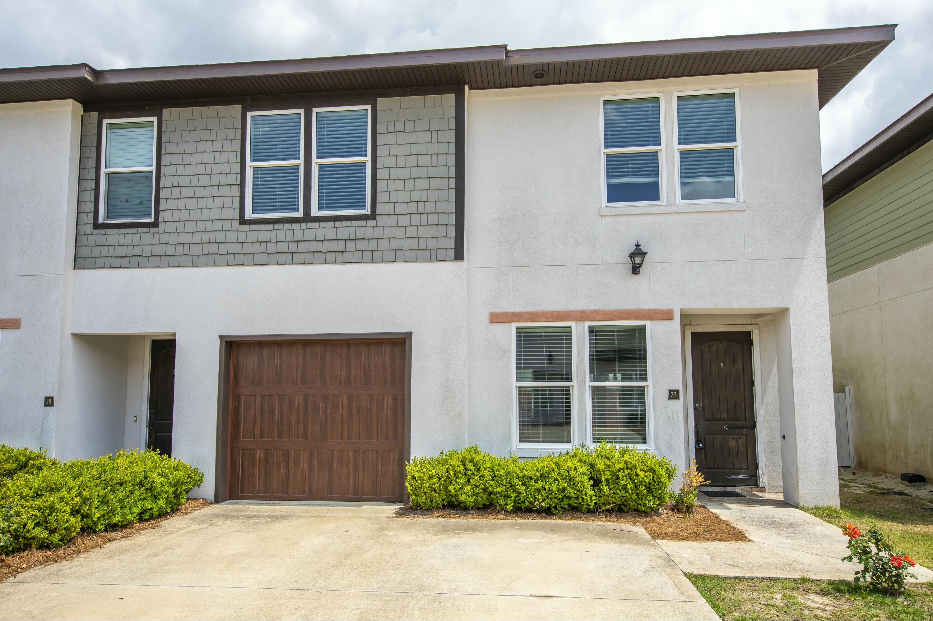 995 Airport Road, Unit 37 Destin, FL 32541 - Photo 39 of 46 a front view of a house having yard