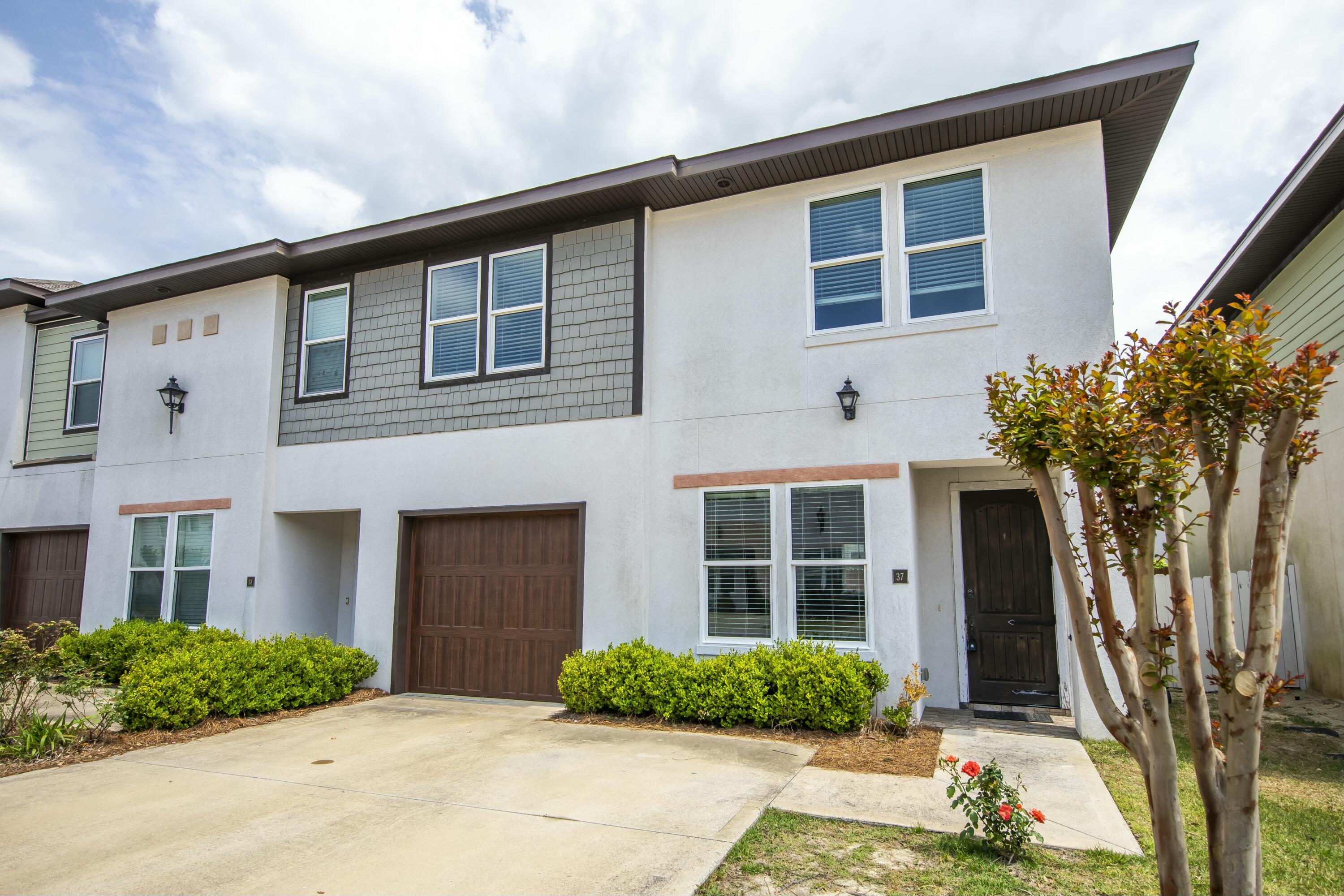 995 Airport Road, Unit 37 Destin, FL 32541 - Photo 40 of 46 a front view of a house having yard