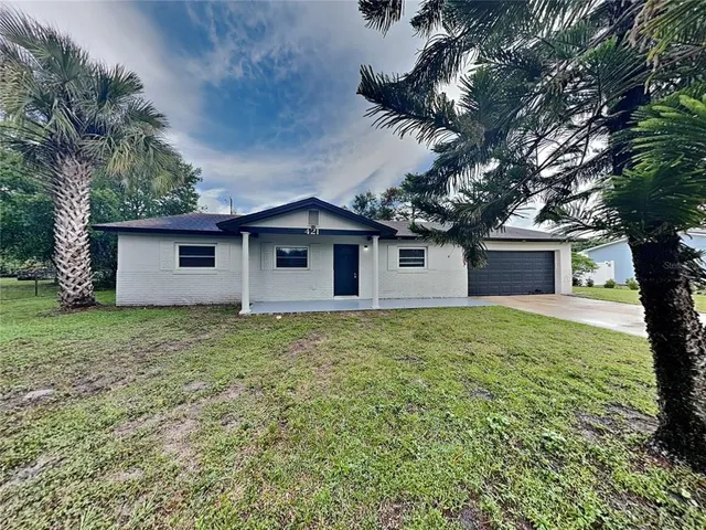 a view of a house with a yard
