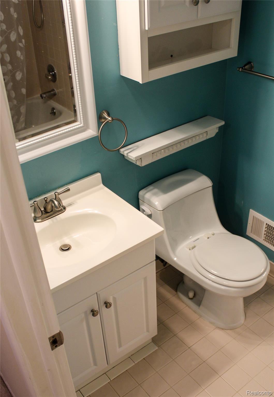 1462 Knights Ridge Court Rochester, MI 48306 - Photo 25 of 49 Bathroom.jpg