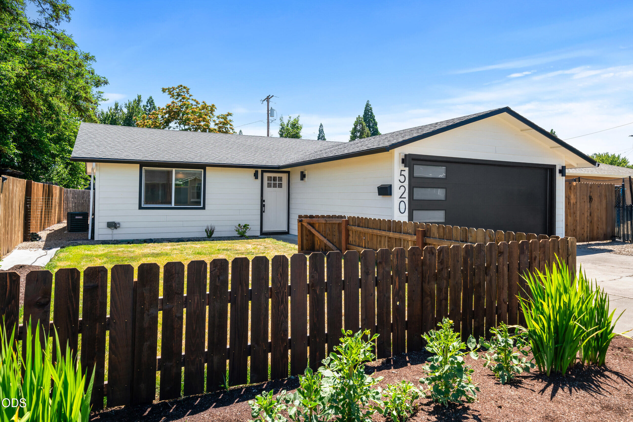 520 Grand Avenue Central Point, OR 97502 - Photo 2 of 21