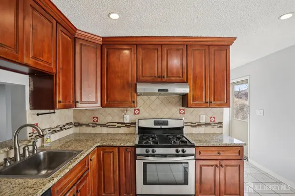 $550,000 | 204 Hampshire Court, Piscataway, NJ 08854