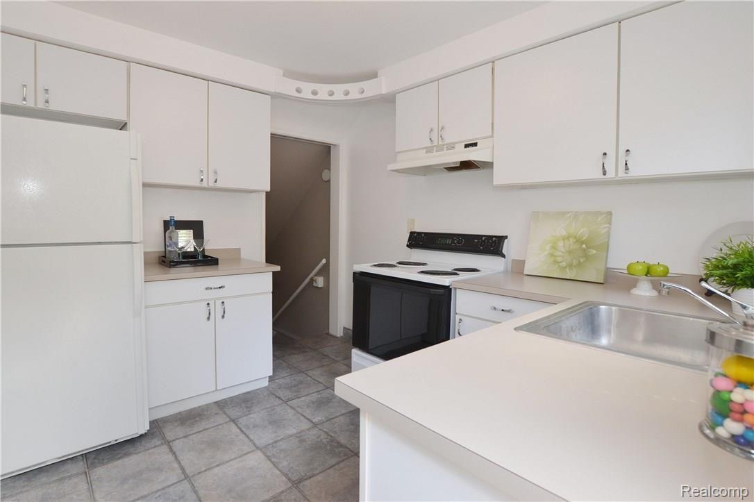 1037 North Adams Road, Unit B Birmingham, MI 48009 - Photo 12 of 21 Kitchen