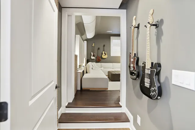 a view of a house with backyard