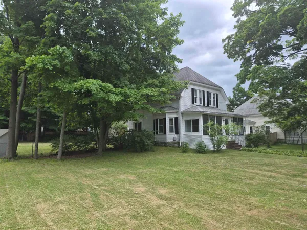 $499,900 | 22 Fairview Avenue, Derry, NH 03038