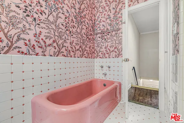 view of a bathroom