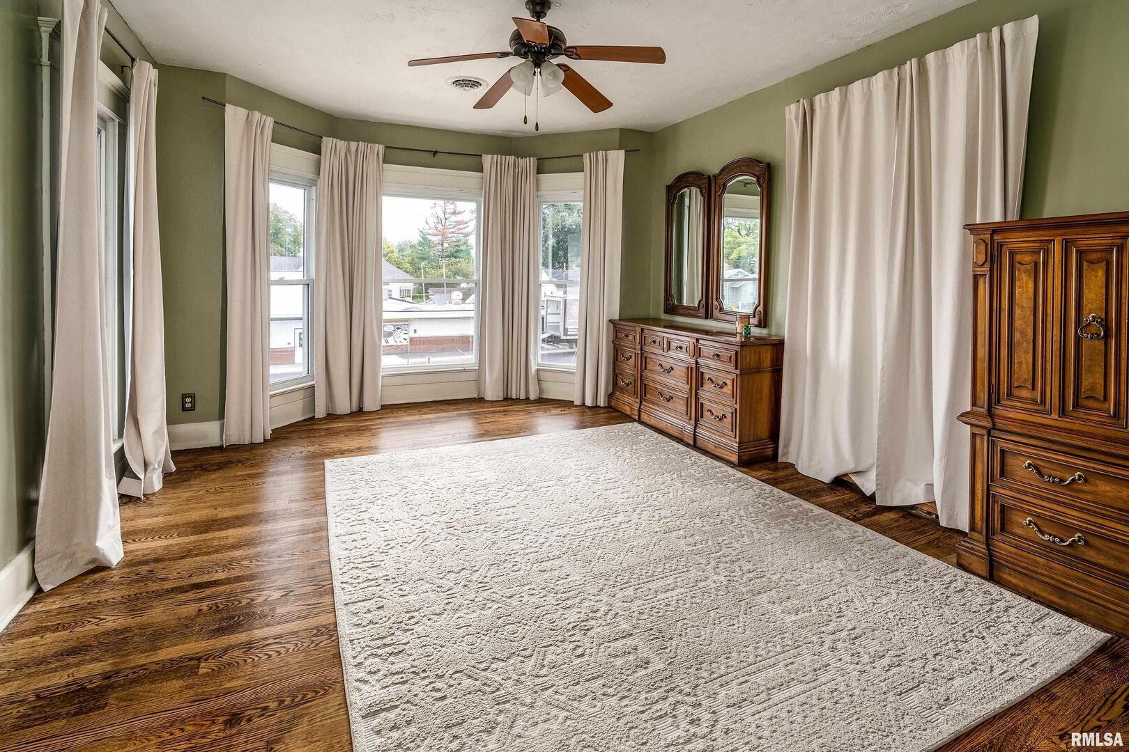 2101 Walnut Street Murphysboro, IL 62966 - Photo 28 of 55 en empty room with wooden floor and windows