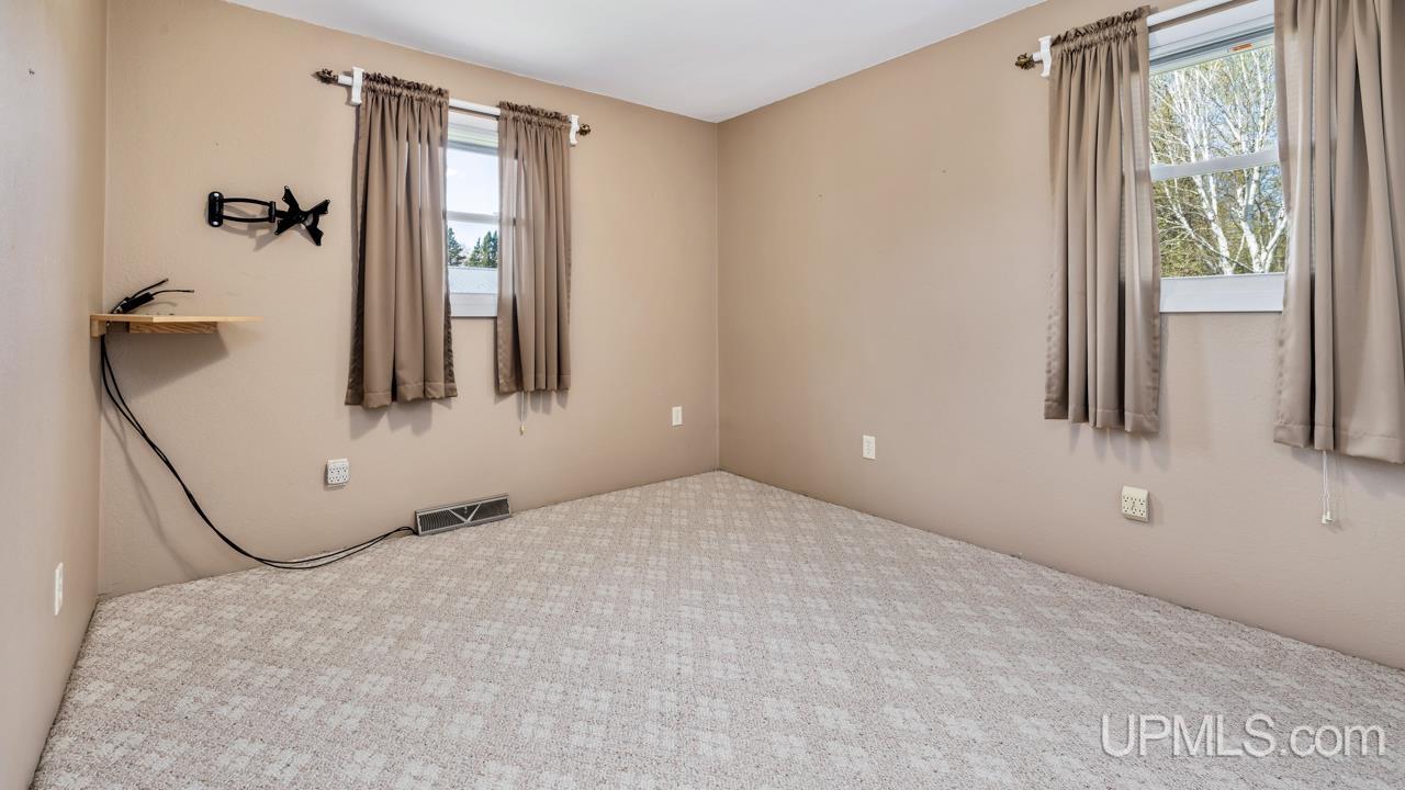 5940 27.5 Road Gladstone, MI 49837 - Photo 18 of 37 Gallery Image 18