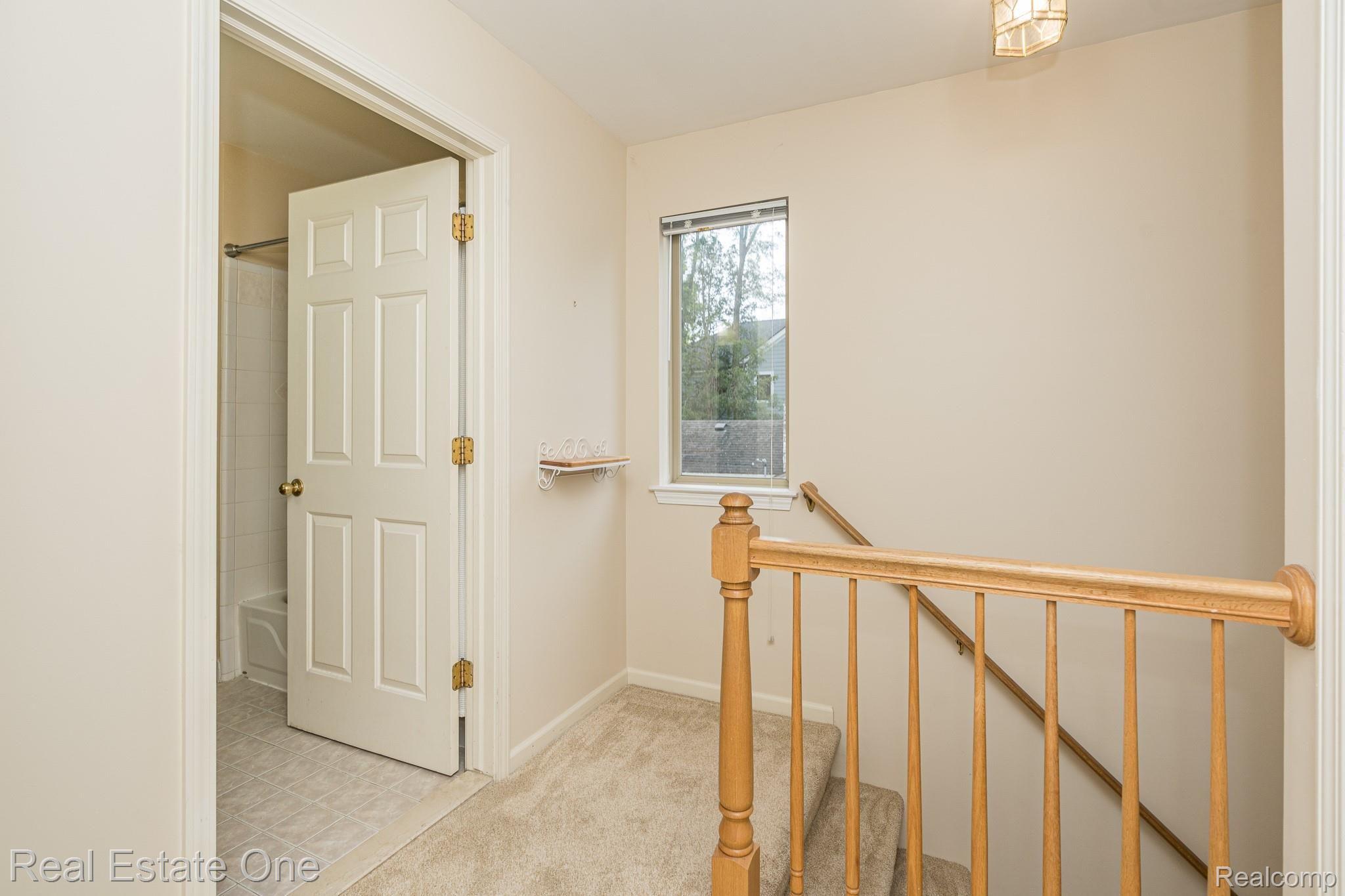 746 Elizabeth Street Rochester, MI 48307 - Photo 12 of 26 2nd floor landing