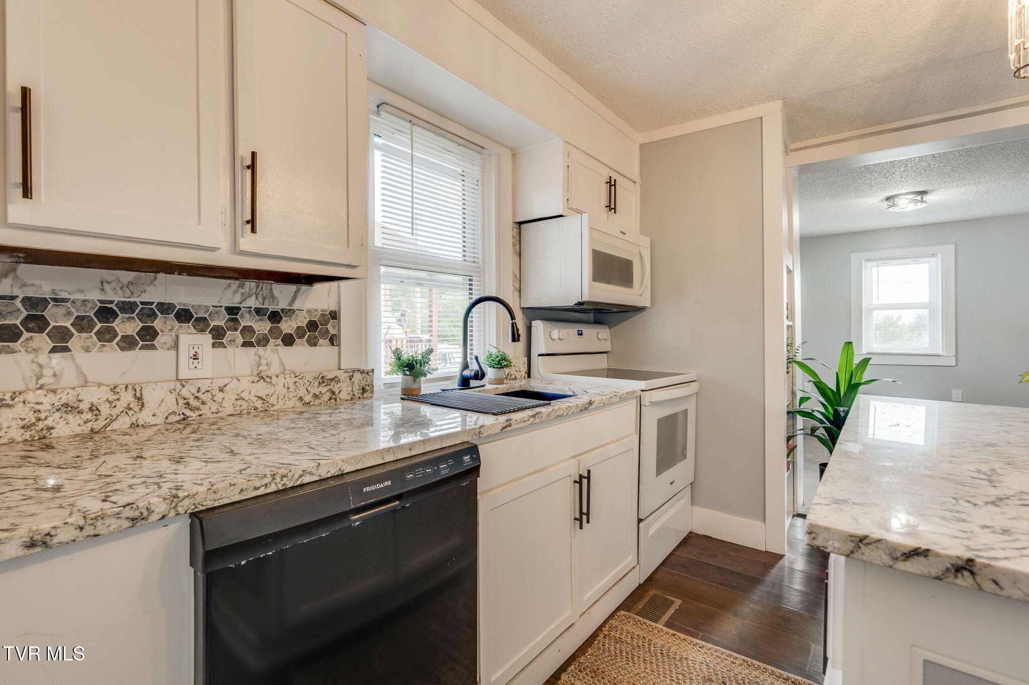 1208 Riverside Avenue Kingsport, TN 37660 - Photo 11 of 25 011