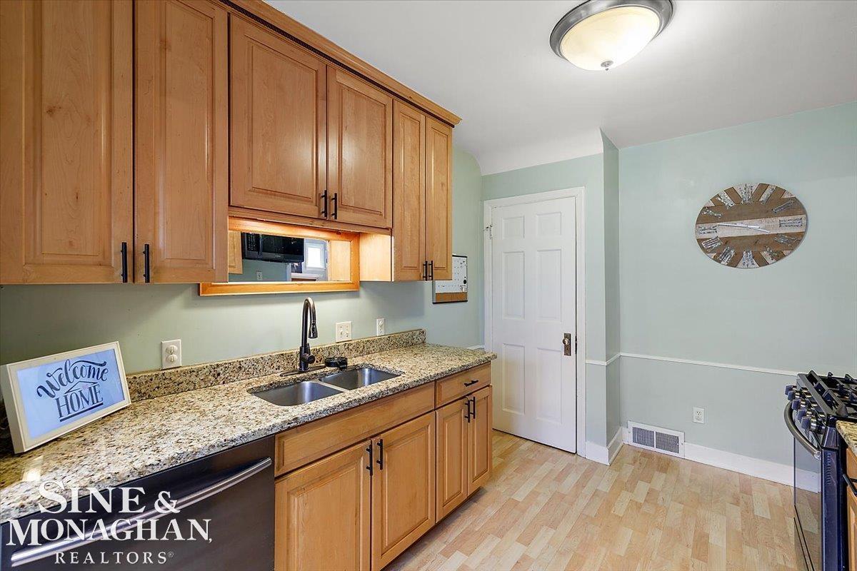 2207 Hawthorne Road Grosse Pointe Woods, MI 48236 - Photo 17 of 42