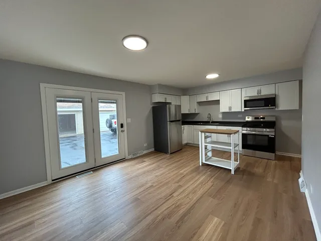 $2,000 | 350 1st Court, Unit 1, Crystal Lake, IL 60014