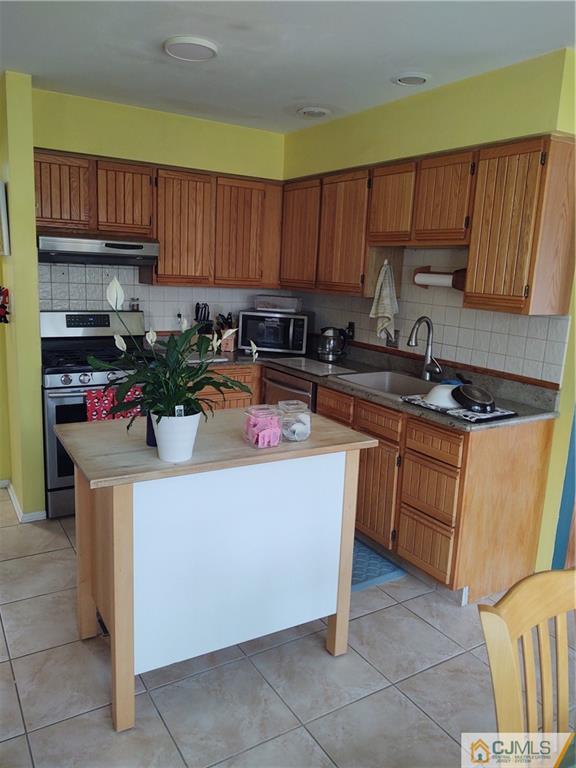 126 Moretti Lane Edison, NJ 08817 - Photo 15 of 33 a kitchen with a cabinets and a sink