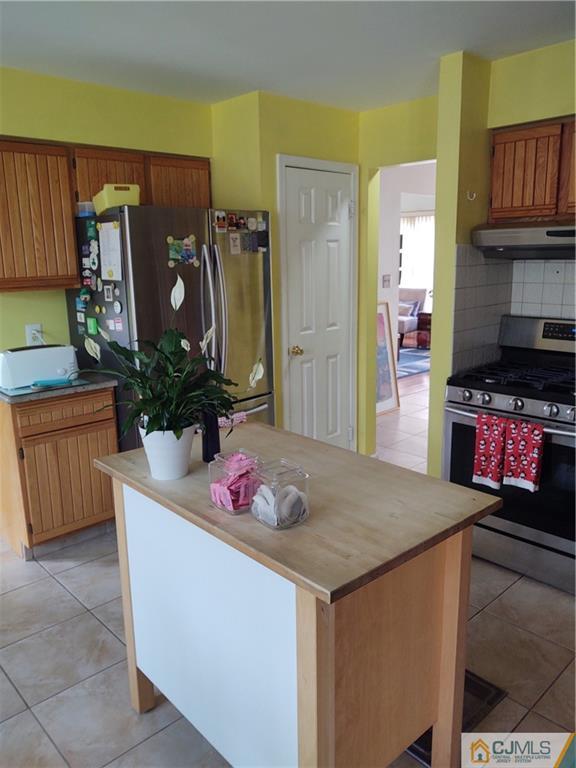 126 Moretti Lane Edison, NJ 08817 - Photo 16 of 33 a kitchen with a refrigerator and a stove