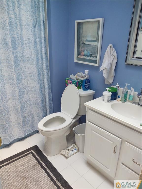 126 Moretti Lane Edison, NJ 08817 - Photo 24 of 33 a bathroom with a toilet a sink and mirror